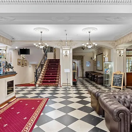 卡托维兹阿森纳宫钻石酒店 - 酒店 霍茹夫